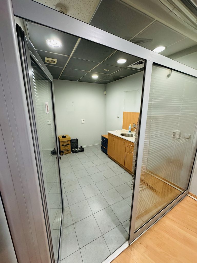 Дава се под наем Магазин в Кюстендил, Център - 220 кв.м за 2193 € - Снимка #8