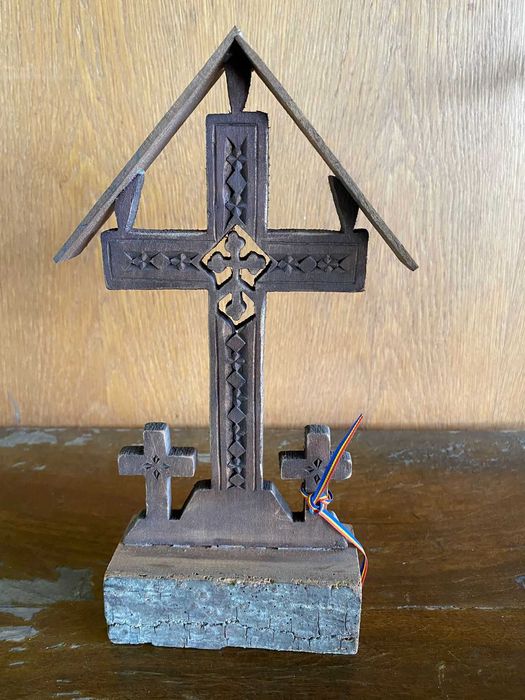 Cos impletit, covata, matura paie, icoane pe piatra si cruce lemn