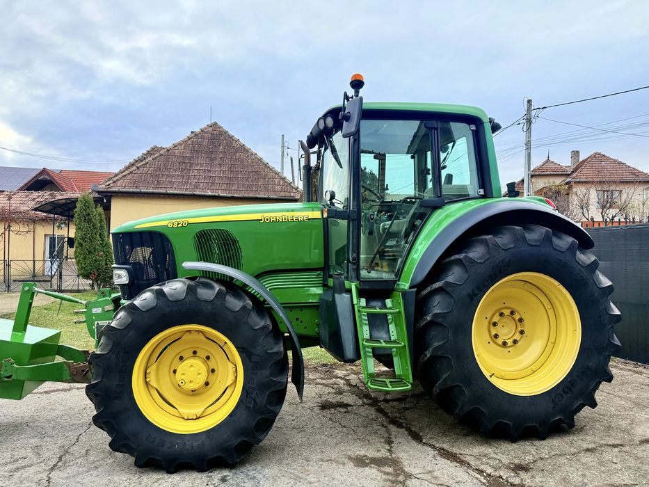John Deere  6820