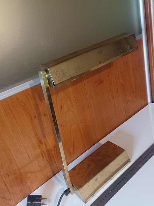 Ретро стара масивна настолна лампа