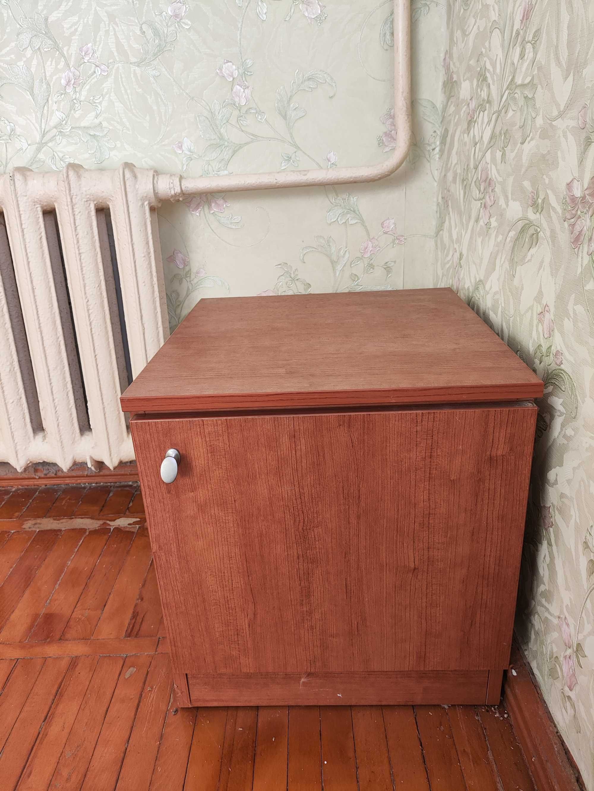 Сервант   и тумбы
