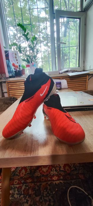 Продаю почти новые футбольные бутсыы Nike