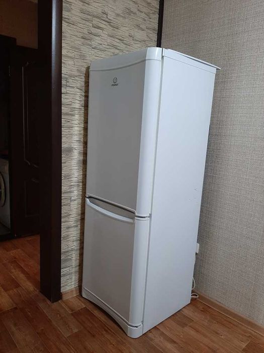 Холодильник двухкамерный  Indesit