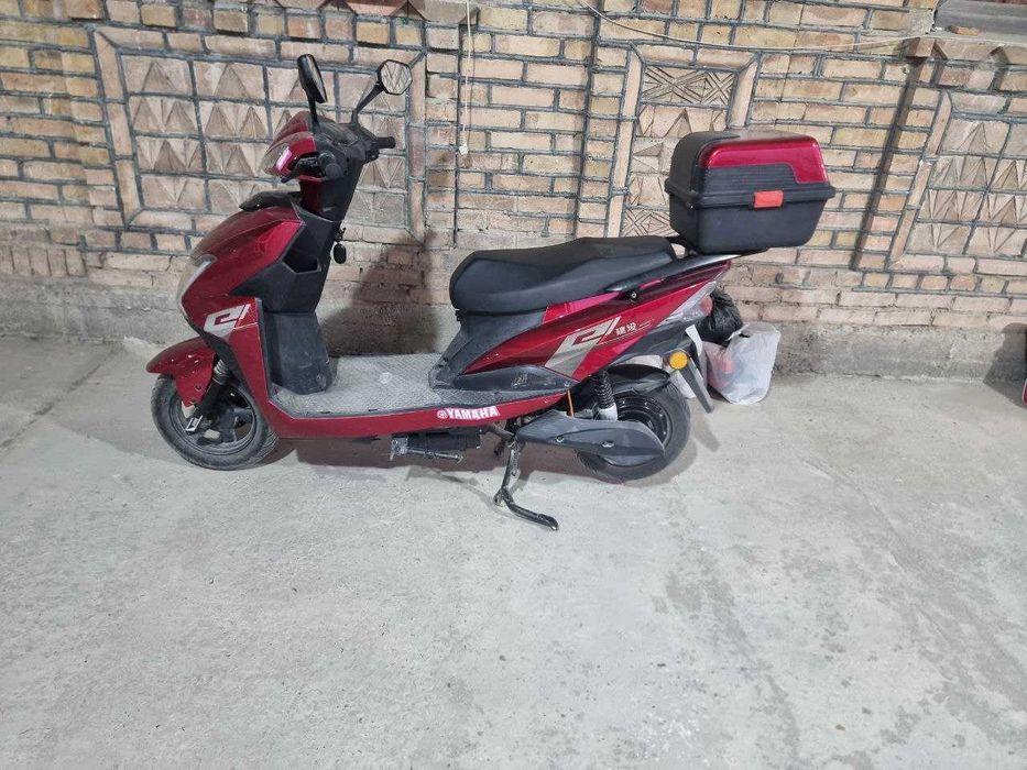 elektron skuter zaryad qilib yuriladi