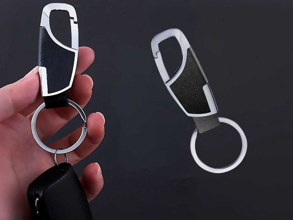 Breloc elegant din piele ecologica si metal cu carabina negru-argintiu