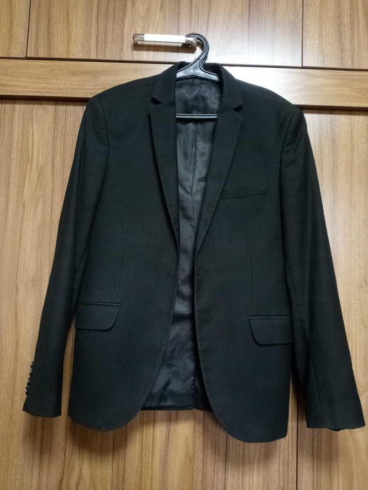 Черный пиджак и брюки для мальчика подростка 15-17 лет(примерно)