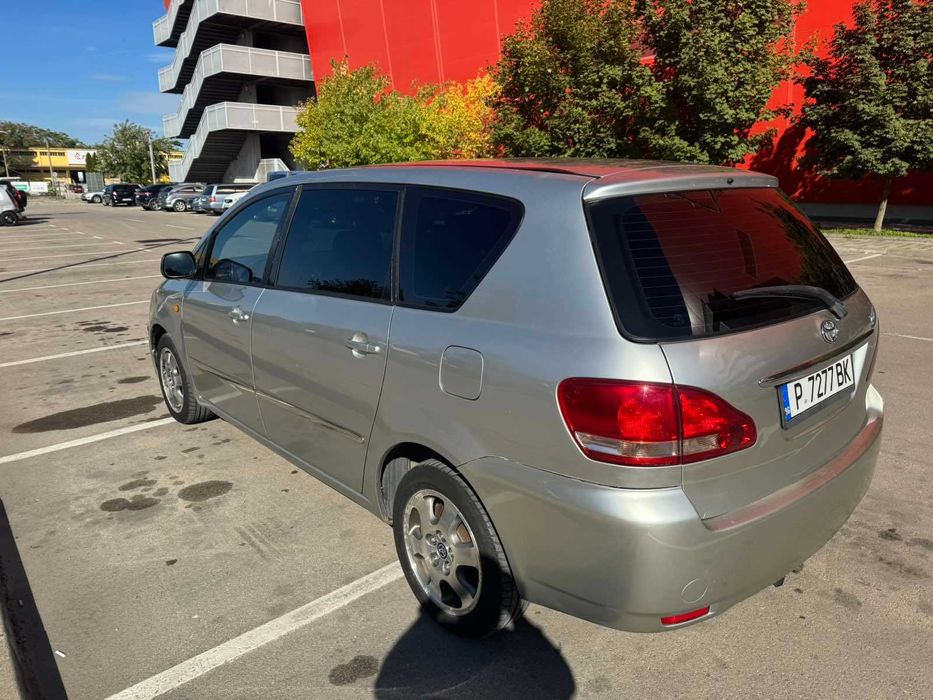 Продавам Toyota Avensis verso