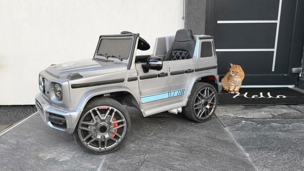 Vând mașinuța marca Marcedes