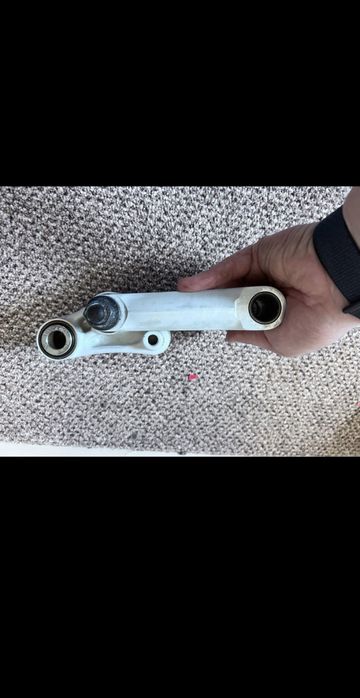 Husqvarna 701 - legatura dintre bascula - cadru - amortizor spate