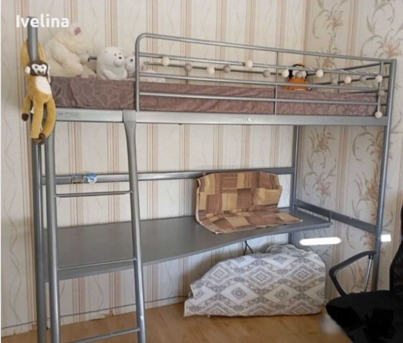 Продавам двуетажно легло с бюро 200 лв.