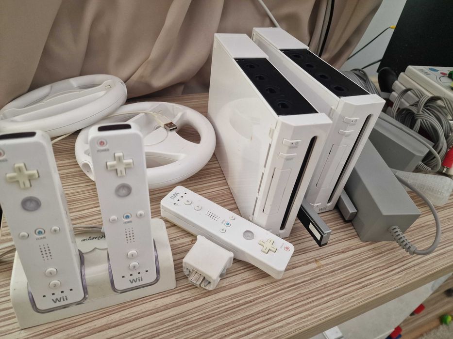 2 Nintendo WII cu accesorii si Jocuri