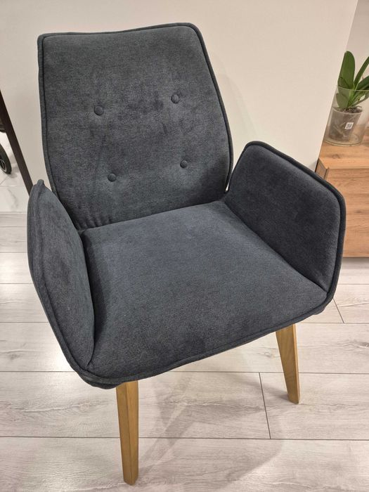 Трапезен стол с подлакътници