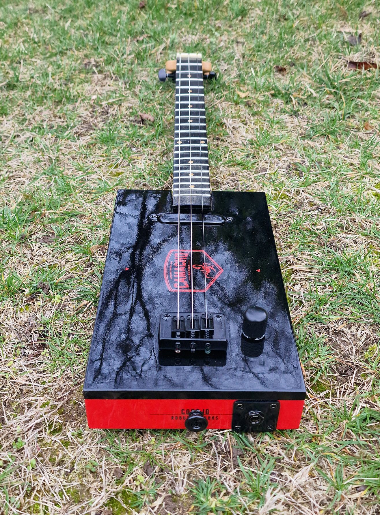 Chitara electrica cu 3 corzi ( cigar box guitar )