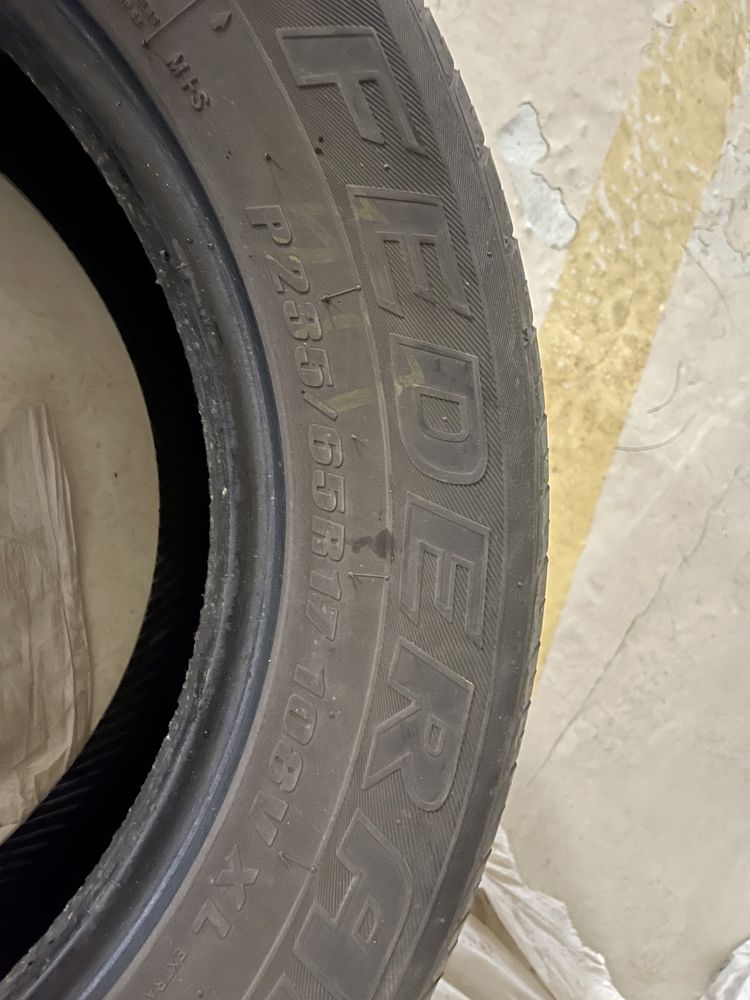 Продам комплект шин 235/65 R17