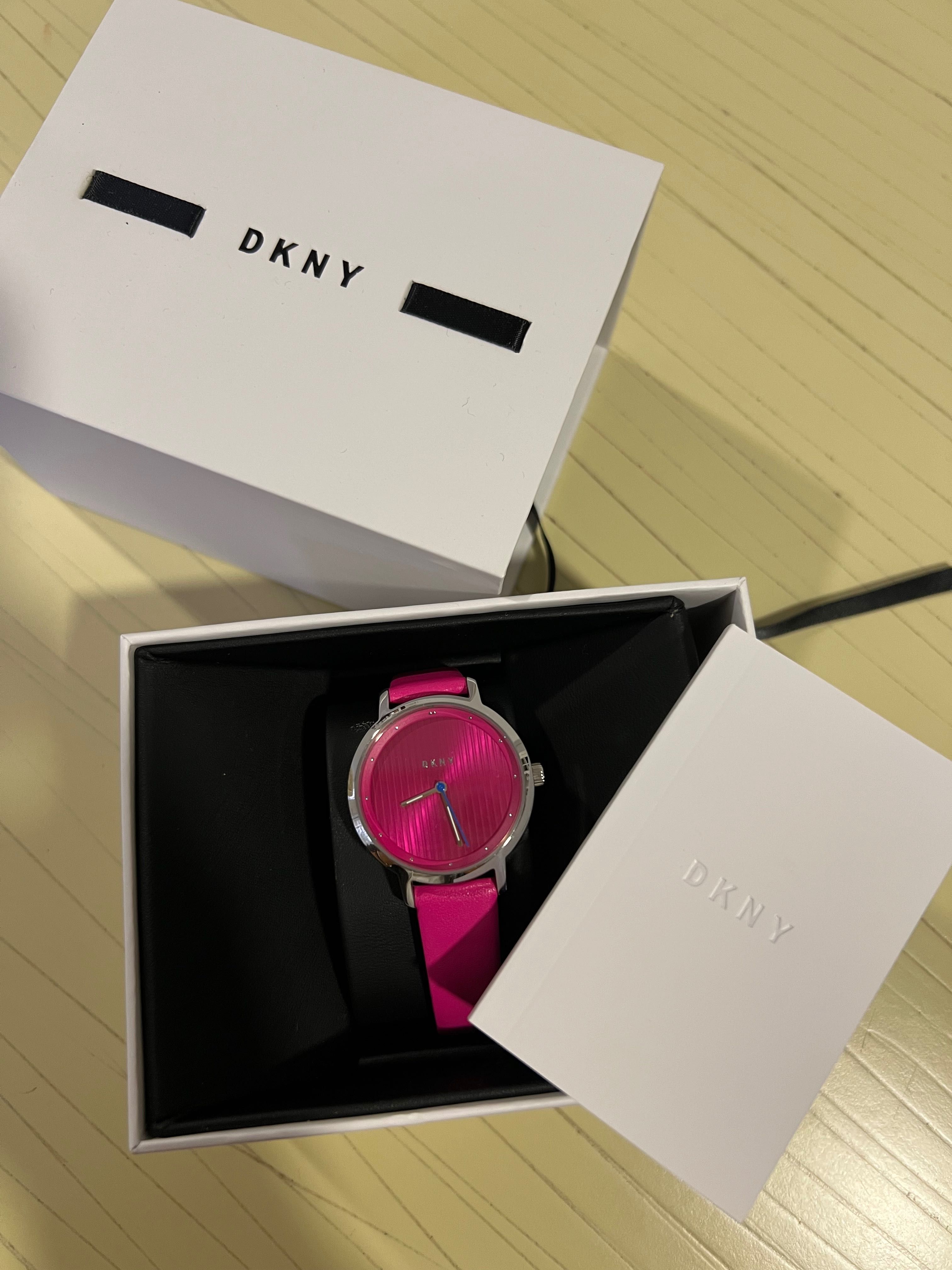 Дамски часовник в цикламен цвят на марката DKNY