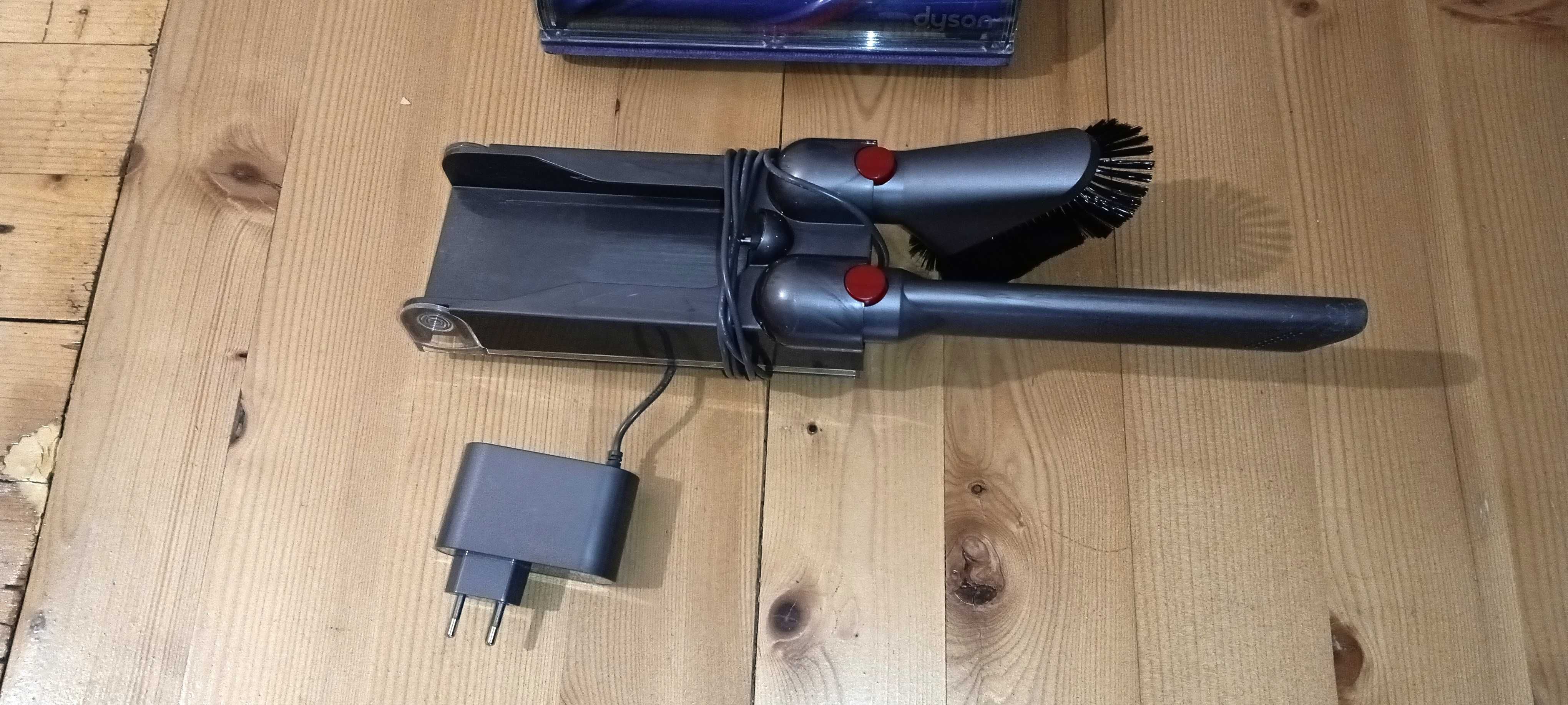 Много добра Dyson V10 безжична прахосмукачка пълен комплект