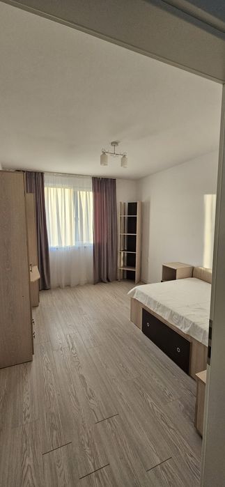 Ofer spre închiriere apartament cu 3 camere