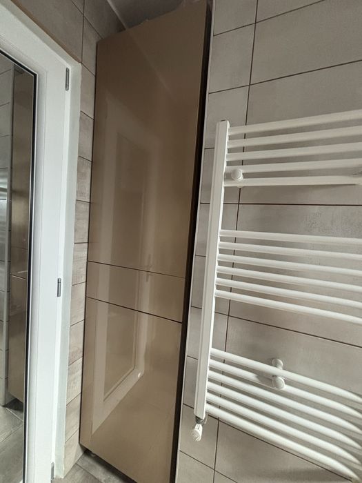 Vand apartament ,etajul 1,zona centrala