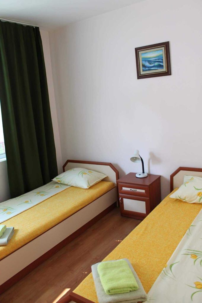Дава се под наем Тристаен апартамент в Поморие - 65 кв.м за 375 € - Снимка #3