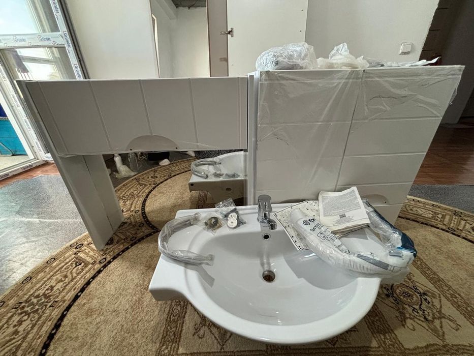 Раковина с зеркалом и мебелью