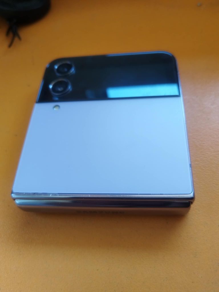 Samsung Galaxy Z Flip 4
