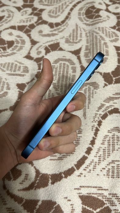 iPhone 13 синего цвета