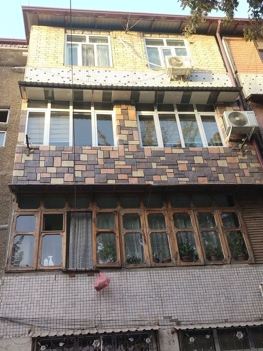Продаётся трехкомнатная квартира третий этаж в районе Артыкова.