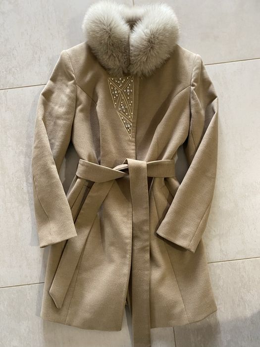 Палто в кафяво с естествена яка