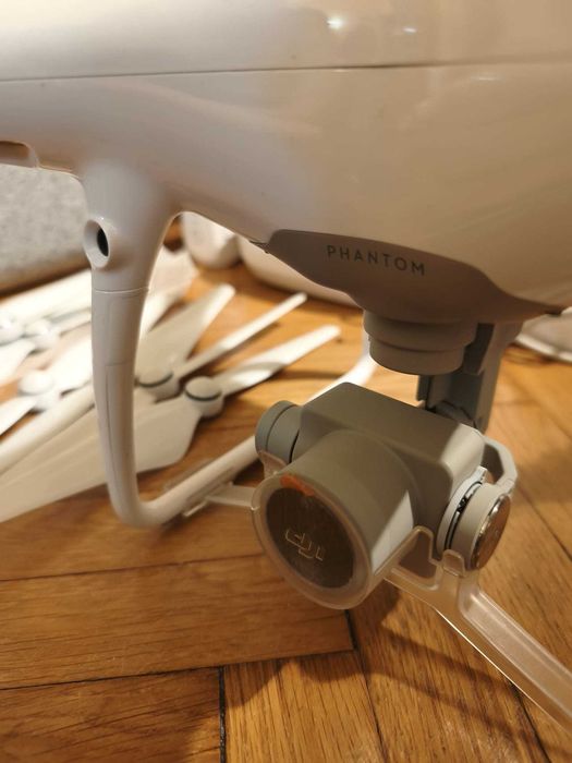 Drona Dji Phantom 4 Pro cu doua baterii