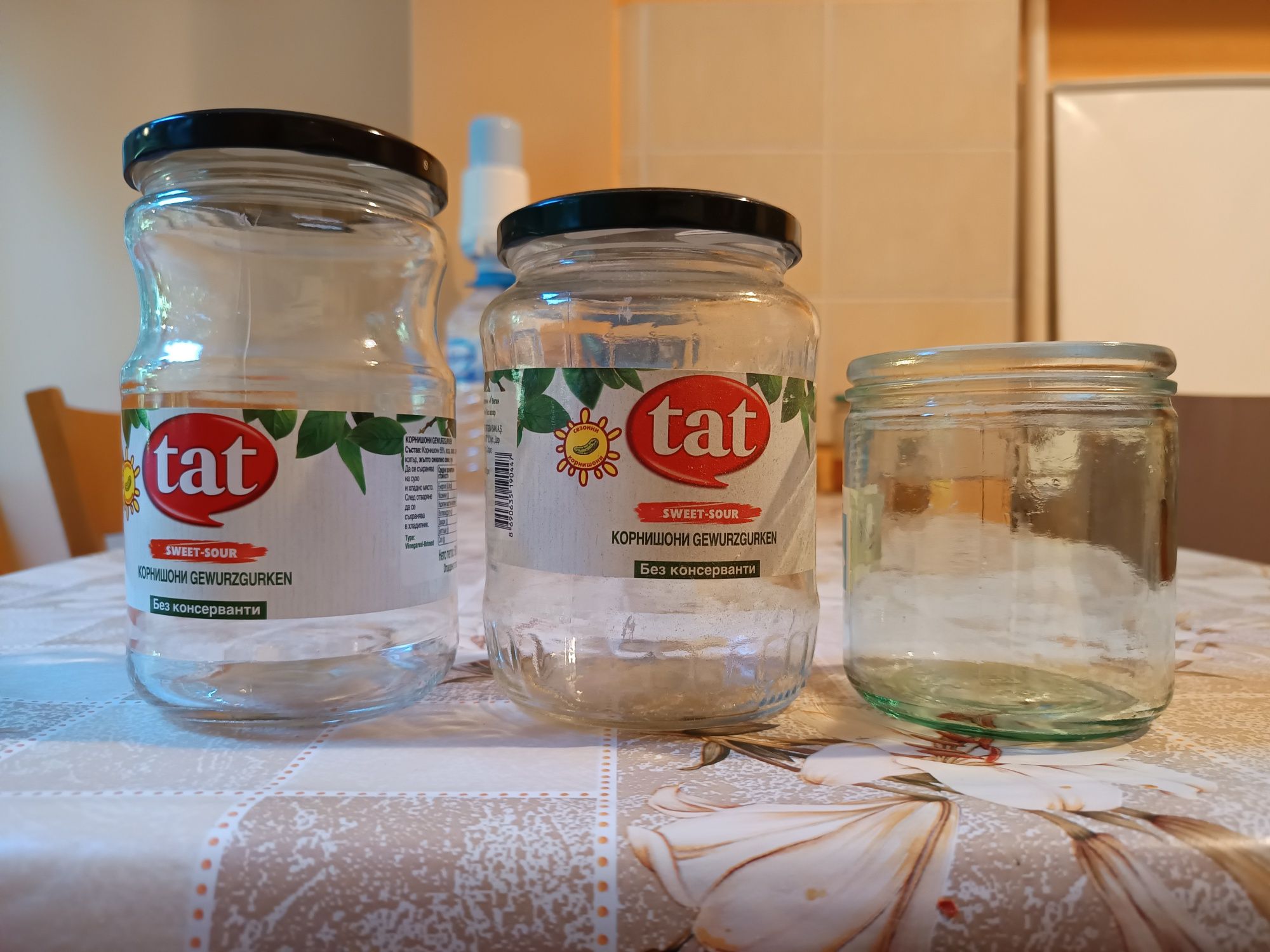 Продавам буркани.