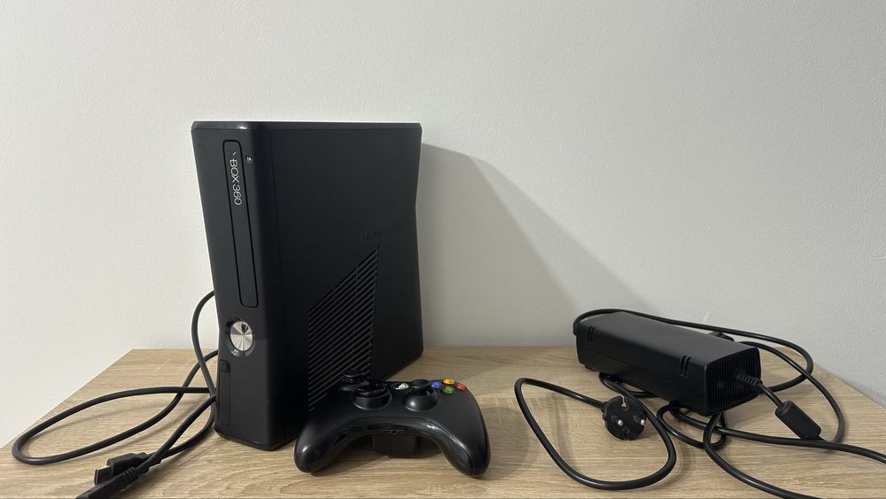 Приставка  Xbox 360 slim