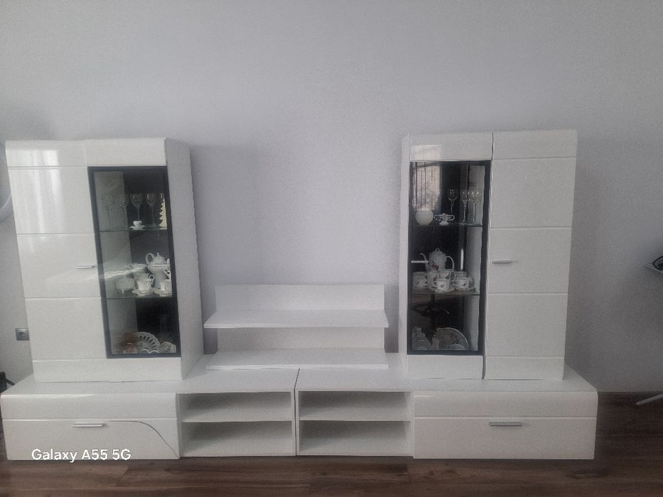 Mobila de zi cu vitrină iluminata în stare cum se vede pe poze