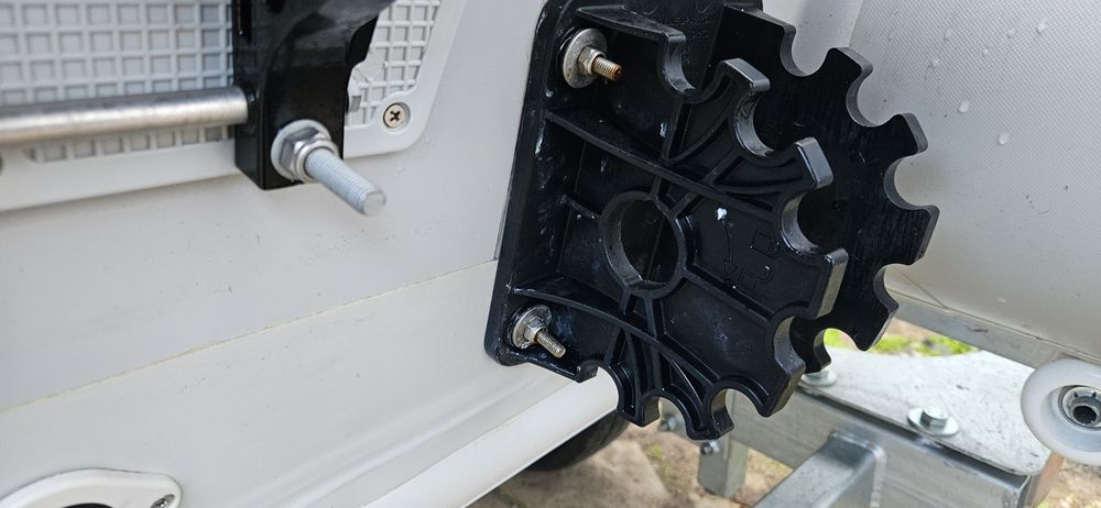 Колела за транеца на надуваема лодка на фирмата Railblaza