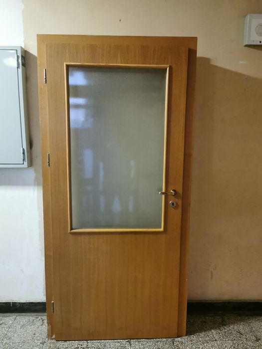 Масивна интериорна врата със стъкло