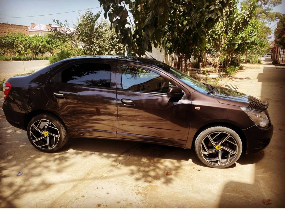 Машина Кобальт, цвета чокко 2022 года автомат