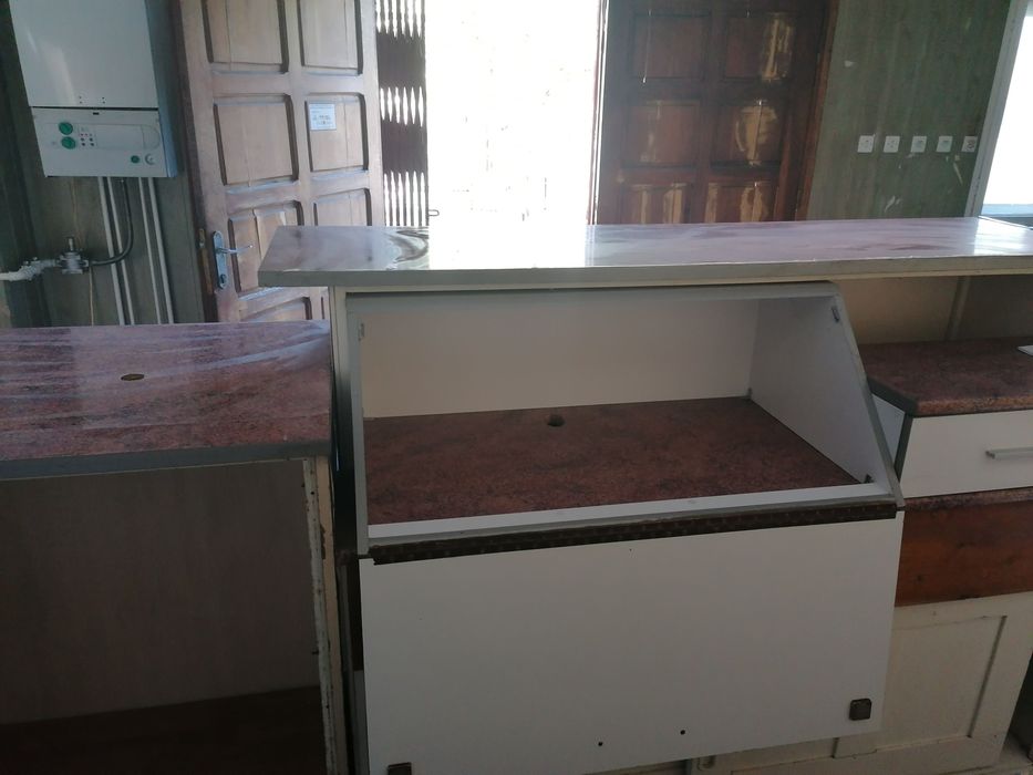 Urgent, vând bar solid, mare si vestiar metalic pt activit. econom.