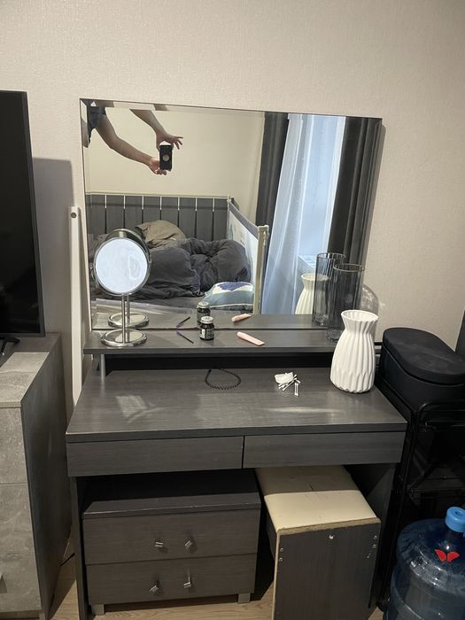 Туалетный столик и тумбочки