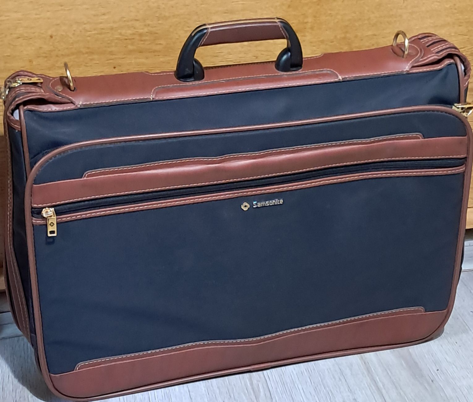 Чантата или куфар  Samsonite,