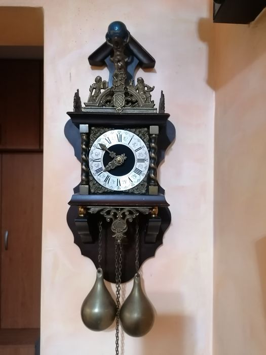 Работещ стенен механичен часовник