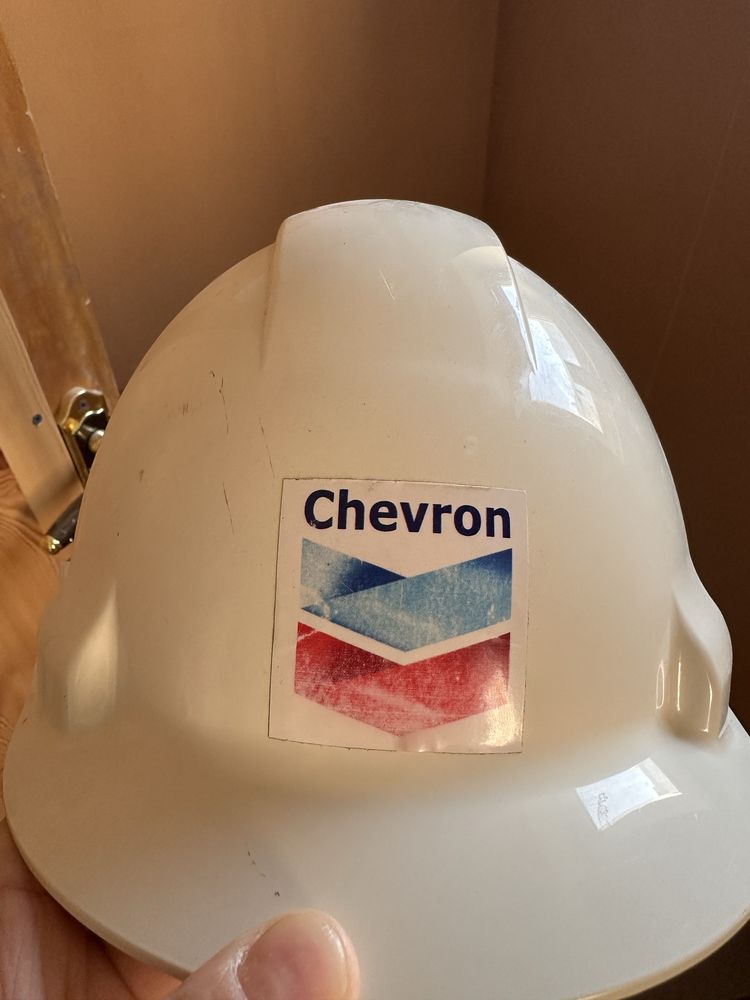 Продам каски новый как новый от шеврон две штуки