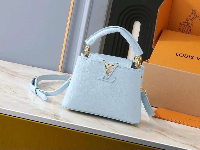 Geanta Louis Vuitton Capucines piele pe stoc