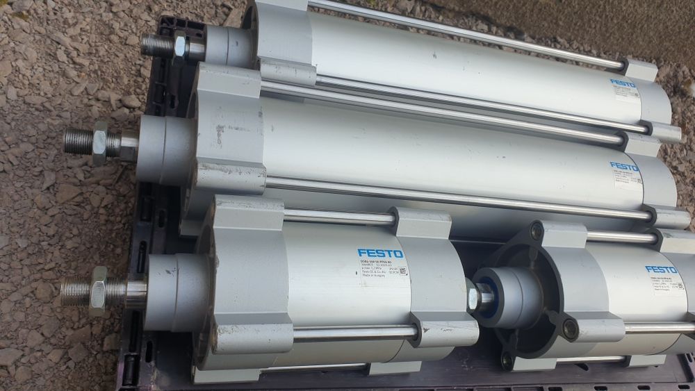 4 Cilindri pneumatici Festo