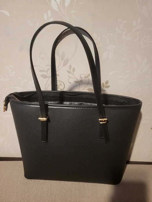 Geanta neagra MK noua, foarte eleganta si modernă