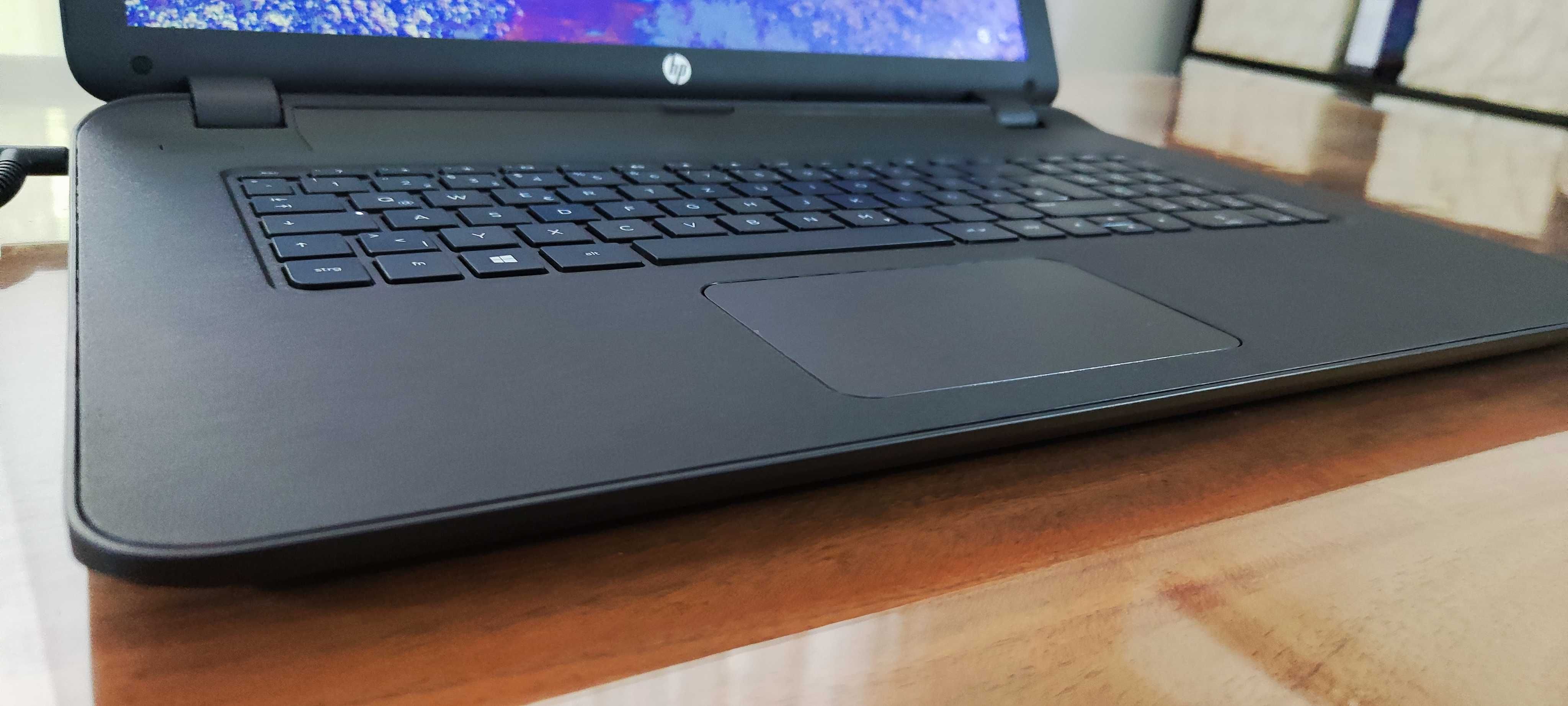 Продавам лаптоп Hewlett-Packard с голям 17 инча дисплей / AMD A6-6310