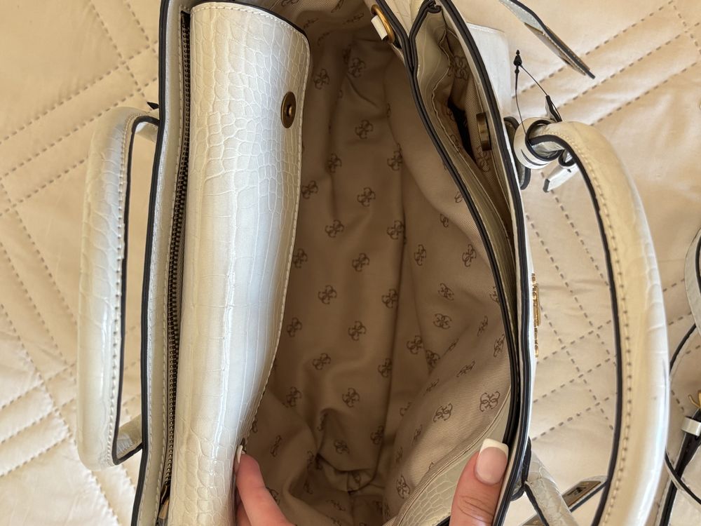 Оригинална чанта Guess