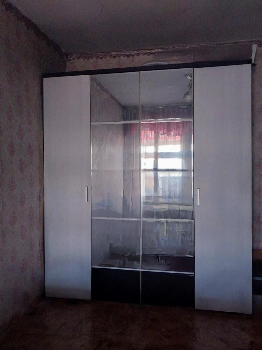 Продаю шкаф с зеркальными дверцами