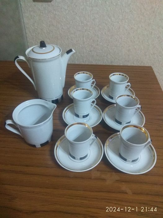 Кофейный сервиз,  рюмки, бокалы с блюдцами