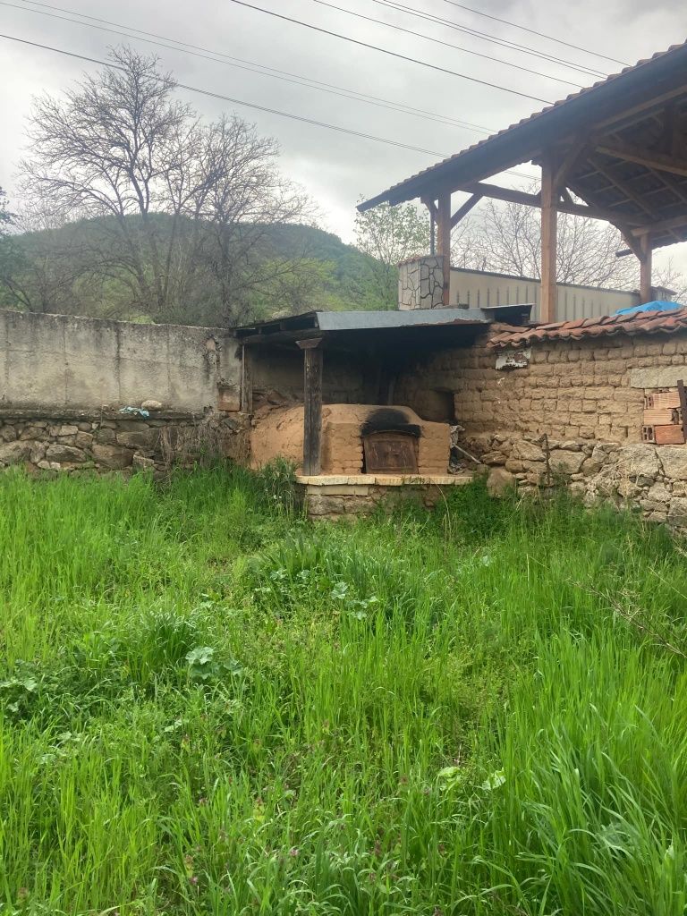 Къща с двор в село Бегунци