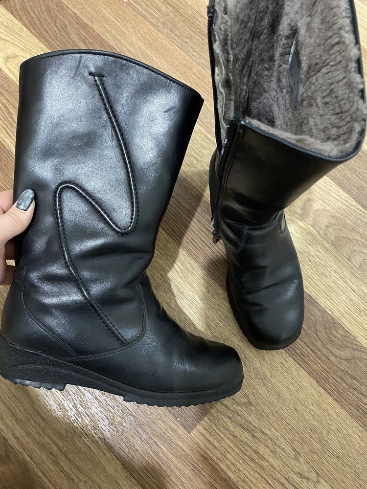 Продам зимние две пары сапожек