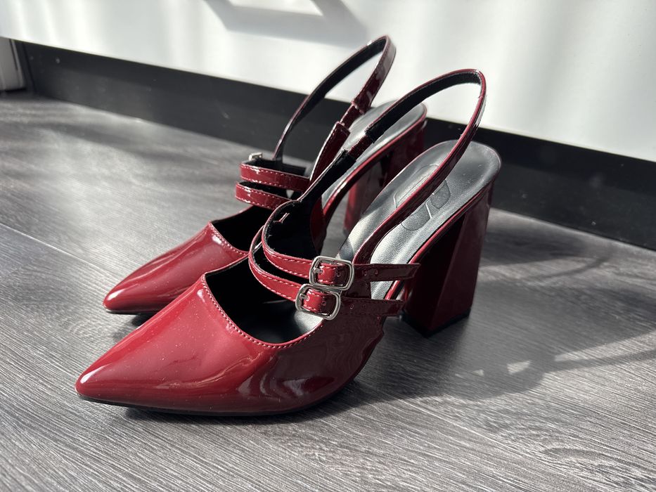 Дамски лачени обувки